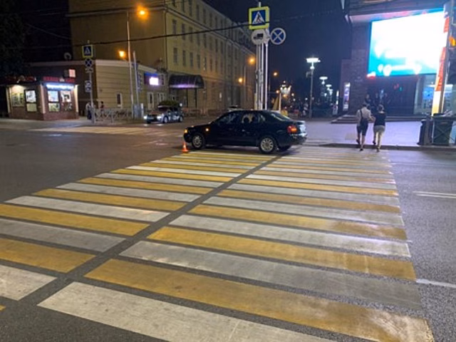 Поехал на «жёлтый»: в центре Калининграда 20-летняя девушка попала под колёса легковушки