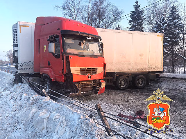 В Мытищах грузовик наехал на трос ограждения