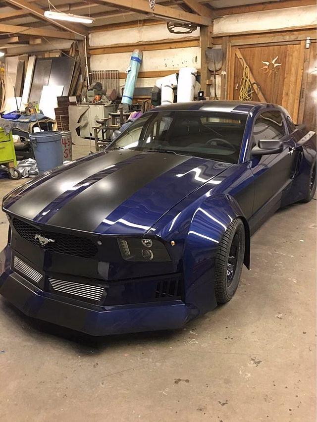Кто-то превратил Ford Mustang в странный пикап с широким кузовным обвесом