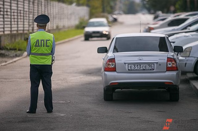 В Екатеринбурге спортсмен протащил инспектора ДПС на чужой «Ауди»