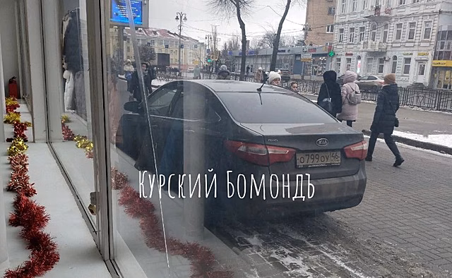 В Курске оштрафовали девушку, припарковавшую иномарку на тротуаре