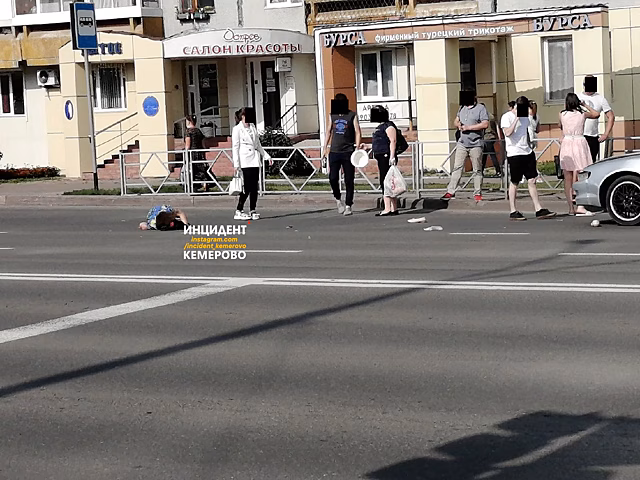 Попавшая под колеса машины кемеровчанка скончалась в больнице