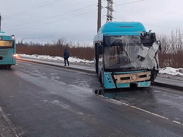 Автобус врезался в световую опору в Архангельске