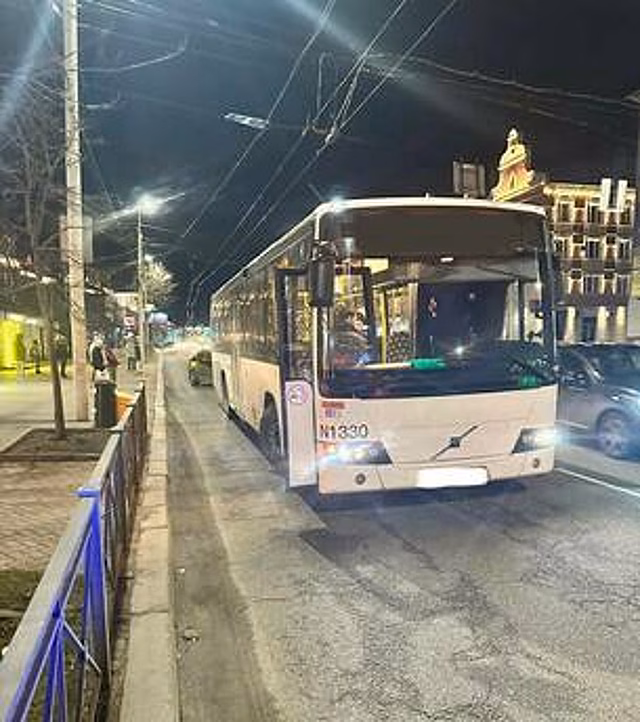 На Ленпроспекте 56-летний пассажир упал в автобусе и получил травмы