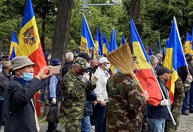 Молдавская оппозиция оспорит переименование госязыка в румынский