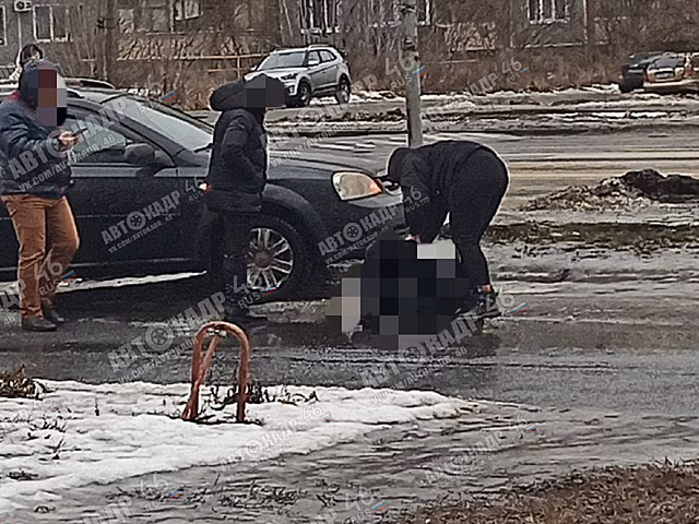 В Курске на Студенческой женщина упала на проезжую часть