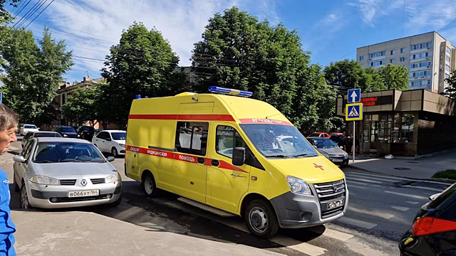 В центре Саратова машина «скорой помощи» перекрыла движение на пешеходном переходе