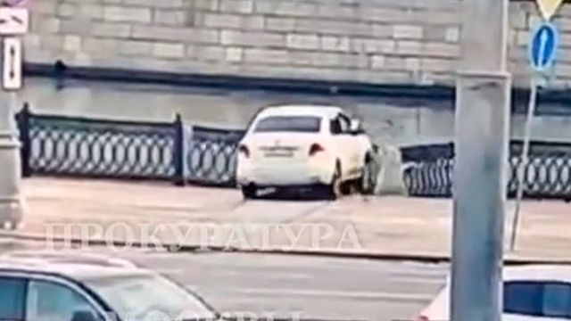 Опубликовано видео падения автомобиля в реку в Москве