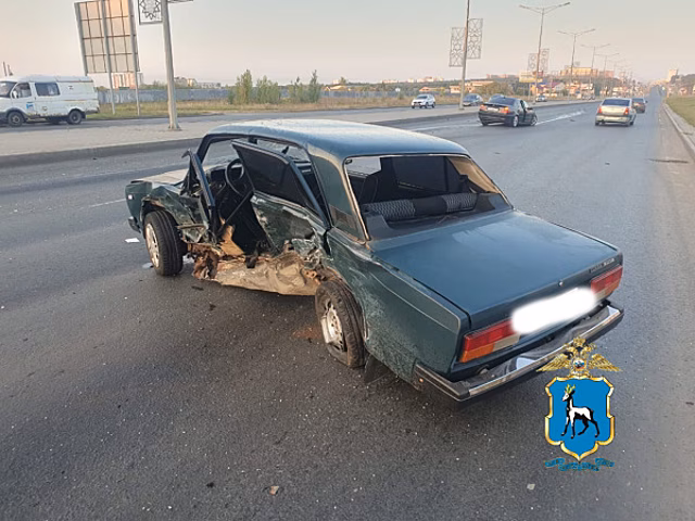 В Самаре водитель вазовской "семерки" попал в больницу после столкновения с BMW