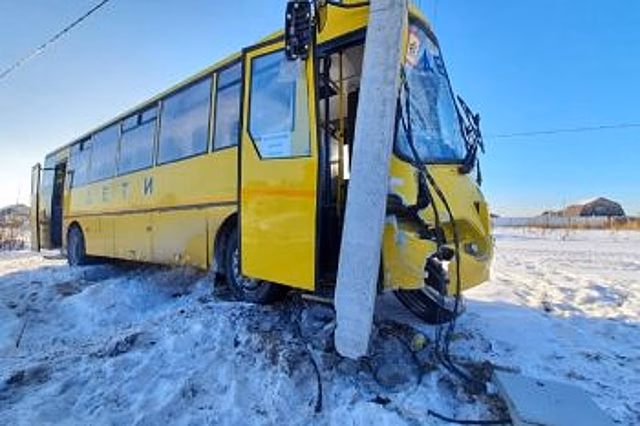 Под Тюменью школьный автобус угодил в столб, столкнувшись с Cadillac