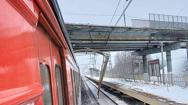 «Думал, мост рухнул»: очевидец падения машины на электричку рассказал подробности происшествия