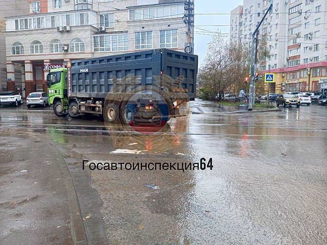 В центре Саратова после наезда КамАЗа госпитализировали двух человек