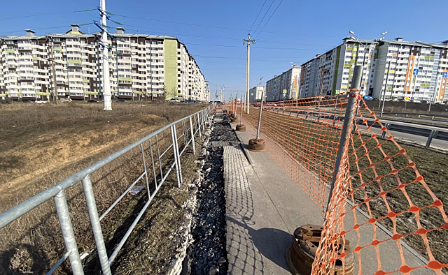 Тротуар на проспекте Плевицкой в Курске починят до 15 мая