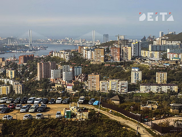 Микроавтобус сорвался с 12-метровой скалы во Владивостоке