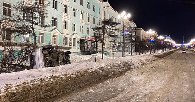 В Магадане нетрезвая женщина врезалась на машине в дерево