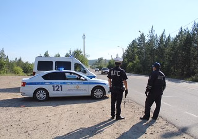 Автоинспекторы Бурятии проводят инструктажи безопасности для граждан, выезжающих на Байкал