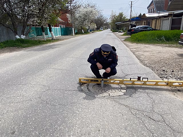 В Армавире сотрудники ГИБДД собирают информацию об опасных ямах на дорогах