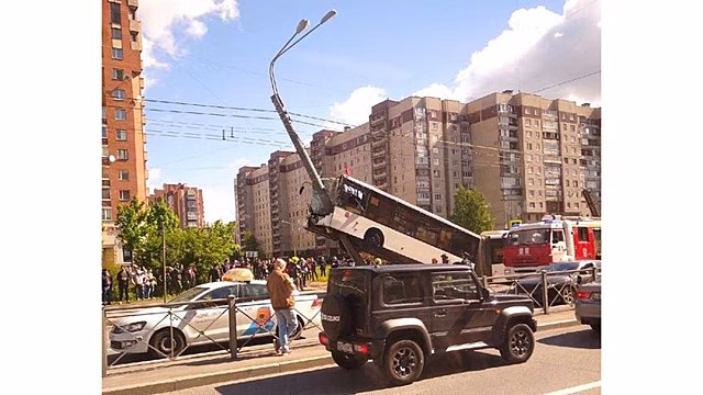 Пять человек пострадали после наезда автобуса на столб в Санкт-Петербурге