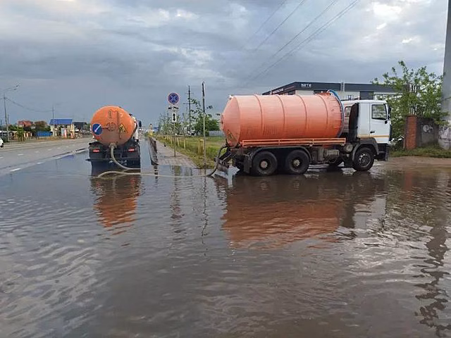 В Краснодаре после ночного ливня затопило более десятка улиц