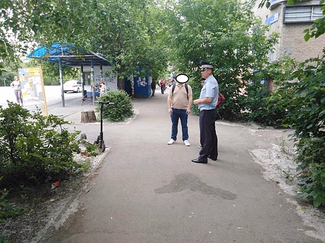 В Челябинске мужчина на электросамокате сбил женщину на тротуаре