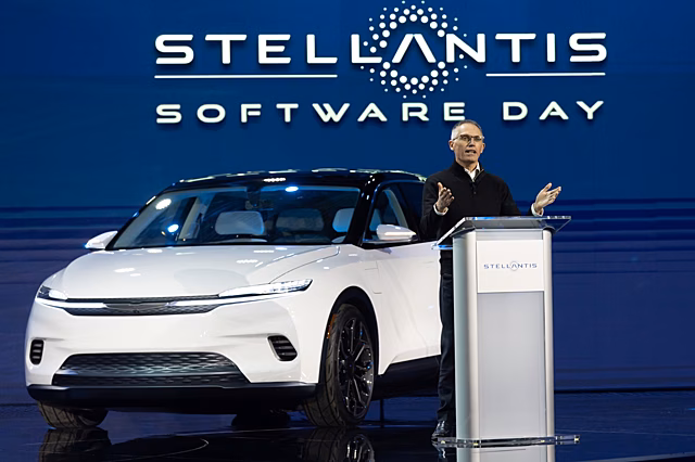 Stellantis перейдет на стандарт зарядки Tesla