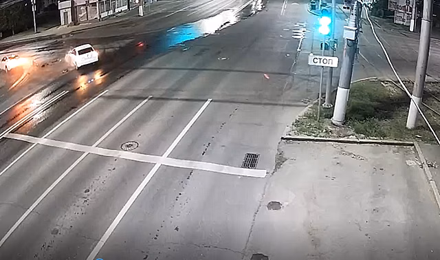 На видео попал момент ночного ДТП в центре Волгограда