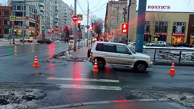 Утром в центре Саратова 23-летний водитель внедорожника сбил пожилую женщину