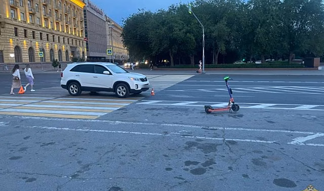 В центре Волгограда кроссовер сбил 15-летнюю девочку на электросамокате