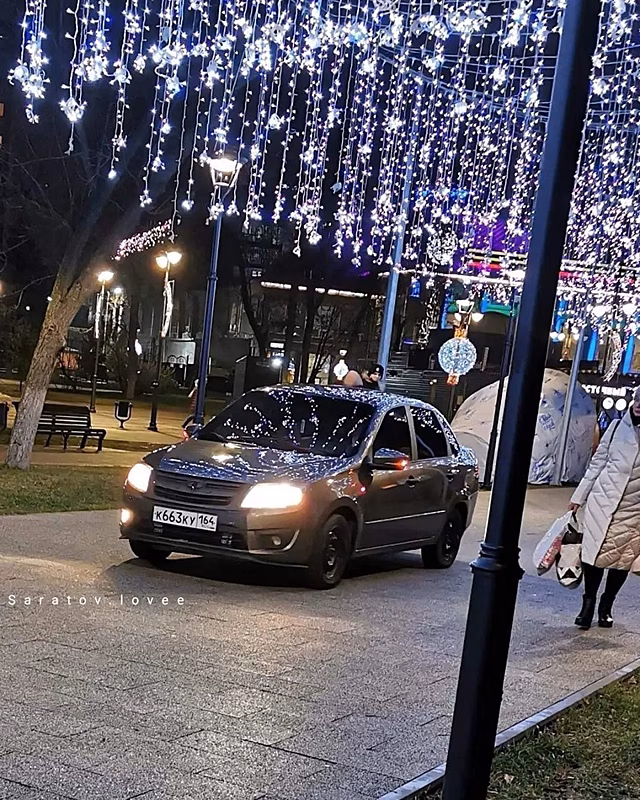 Автохамы продолжают штурмовать наряженную к Новому году пешеходную зону Саратова