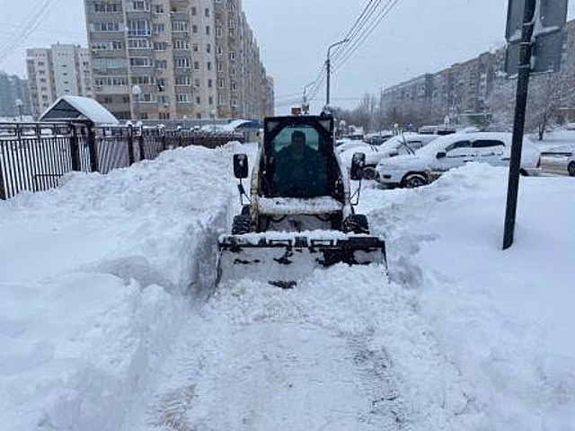 Во время уборки снега в Саратове эвакуируют машины нарушителей