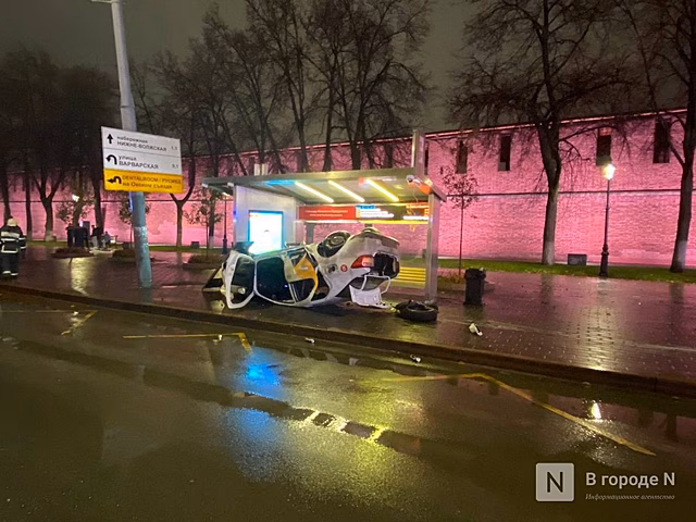 Появилось видео ДТП с перевернувшимся такси в Нижнем Новгороде