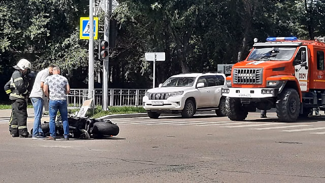 «Руки тряслись у водителя»: в Благовещенске мотоциклист разбился в ДТП