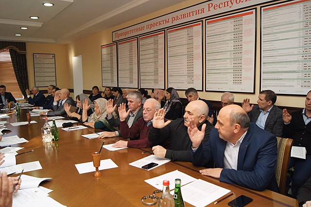 На сессии депутатов Буйнакского района обсудили вопрос усиления мер безопасности на дорогах муниципалитета
