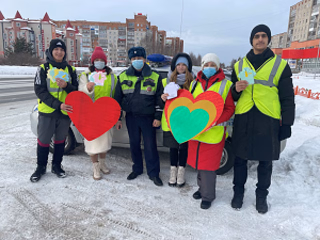В самом Северном городе Томской области полицейские совместно с юными инспекторами движения поздравили водителей-мужчин