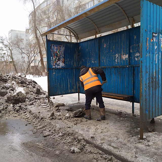 В Оренбурге около 40 единиц спецтехники вышли на уборку снега