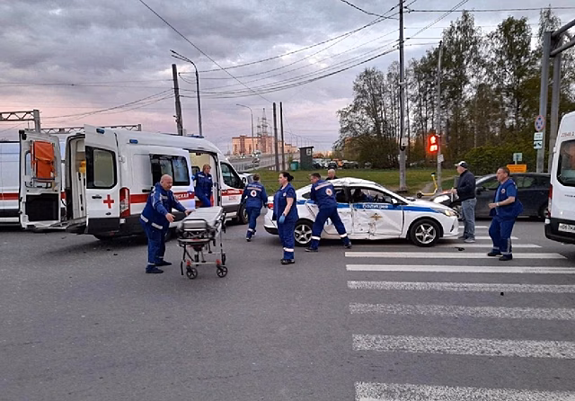 В Петербурге погиб мотоциклист после столкновения в машиной ДПС на большой скорости