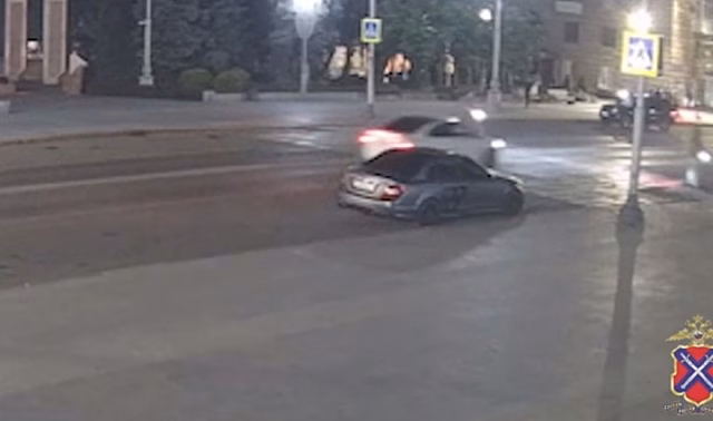 Водитель иномарки сбил молодого электросамокатчика в центре Волгограда