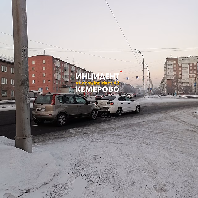 Иномарки столкнулись на проспекте в Кемерове