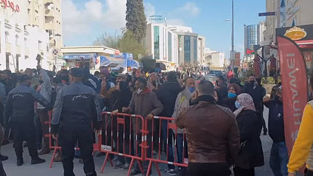 Демонстранты в Тунисе забросали полицейских бутылками и краской