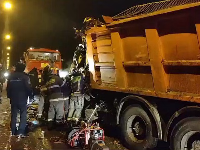 Два человека погибли и 13 пострадали в ДТП с автобусом и грузовиком в Ленобласти