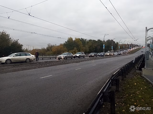 Серия ДТП парализовала мост через реку в Кемерове