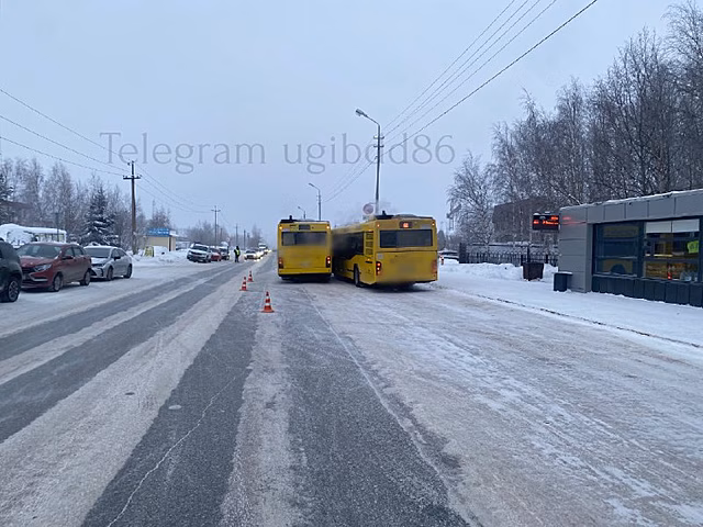 В ХМАО водитель автобуса сбил коллегу на остановке