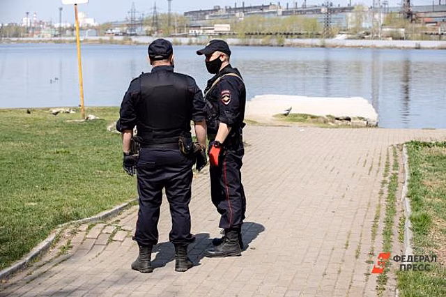 Полицейский в Москве упал с моста и разбился