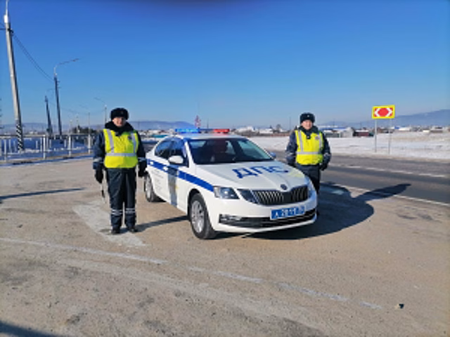В Забайкальском крае полицейские экстренно доставили в больницу водителя, которому стало плохо в пути