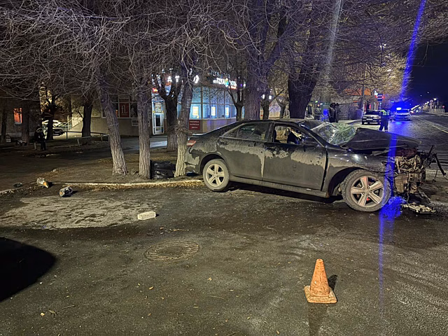 В Орске водитель Toyota на скорости влетел в дерево