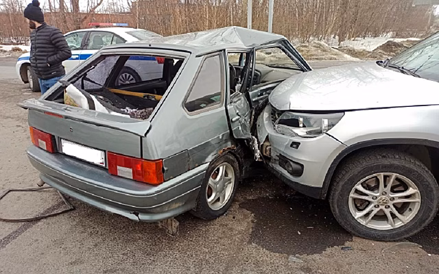 52-летняя пассажирка пострадала в ДТП с ВАЗ и Volkswagen Tiguan в Рязани