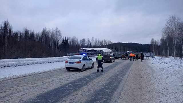 Грузовик сбил опору и парализовал федеральную трассу на Среднем Урале