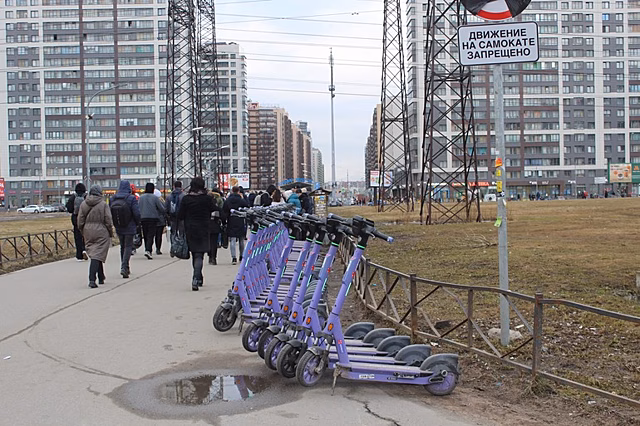 Инспекторов платной парковки привлекут к контролю за электросамокатами в Петербурге