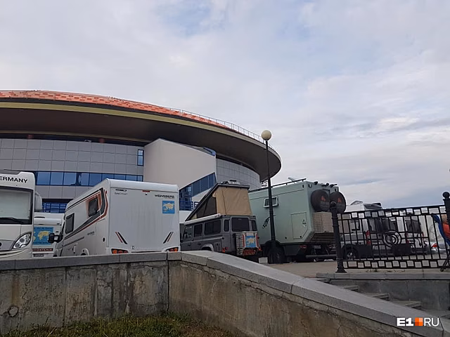 В Екатеринбурге у ДИВСа остановились 20 автодомов с путешественниками из Германии и Франции