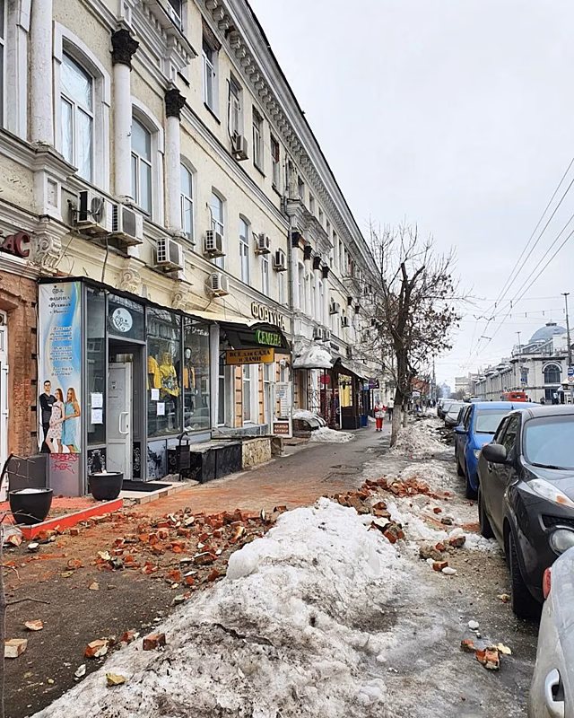 В Саратове груда кирпичей старого здания обвалилась на прохожую часть